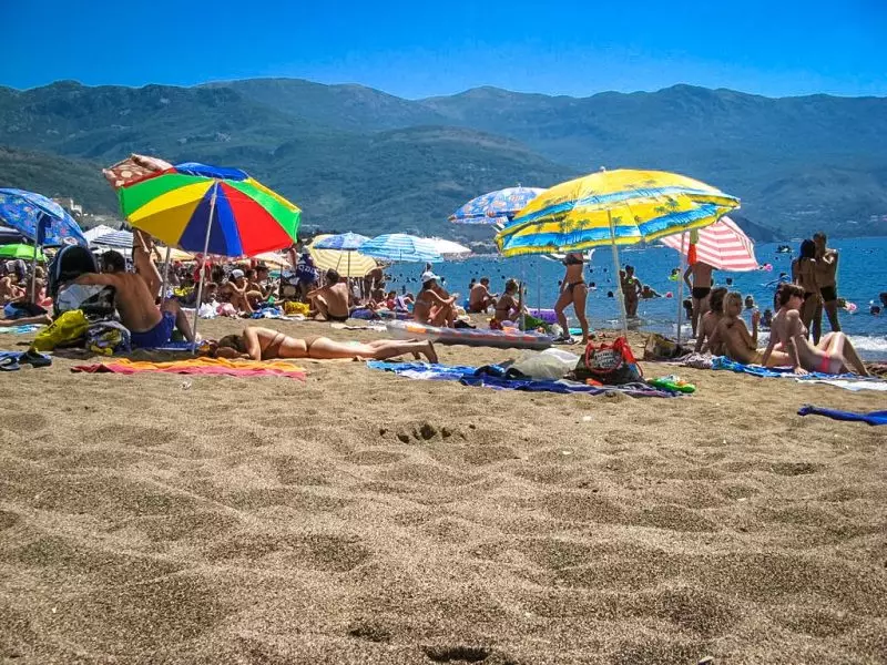 Beachichi Beach (34 fotos): prós e contras da praia em Montenegro, seus traços 20561_5