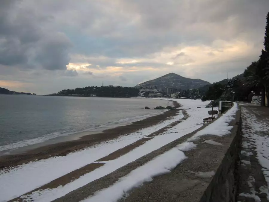 Beachichi Beach (34 bilder): Fordeler og ulemper ved stranden i Montenegro, hans funksjoner 20561_8