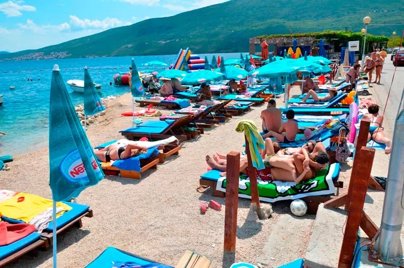 Jenovichi v Černé Hoře (45 fotek): Jaký druh jídla stojí za to zkusit? Funkce počasí. Popis pláží a hotelů. Turistické recenze 20564_30