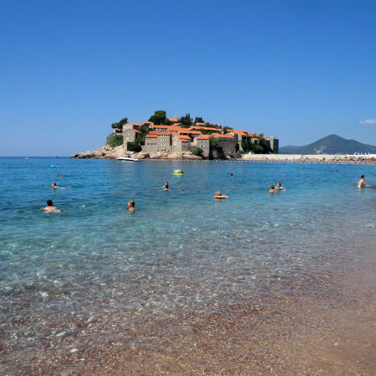 Sveti Stephen Montenegróban (70 fotók): A szállodák és a strandok leírása, látnivalók listája. Hogyan lehet diverzifikálni az ünnepeket a faluban? Vélemény 20566_18