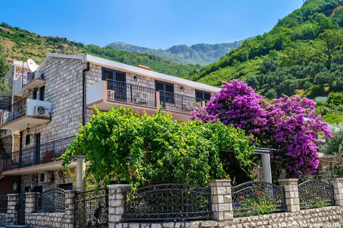 Sveti Stephen în Muntenegru (70 de fotografii): Descrierea hotelurilor și plajelor, Lista de atracții. Cum să diversificați sărbătorile în sat? Recenzii 20566_2
