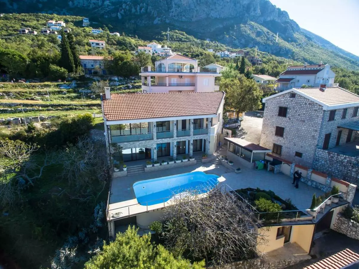 Sveti Stephen i Montenegro (70 billeder): Beskrivelse af hoteller og strande, liste over attraktioner. Hvordan diverser du helligdage i landsbyen? Anmeldelser 20566_20