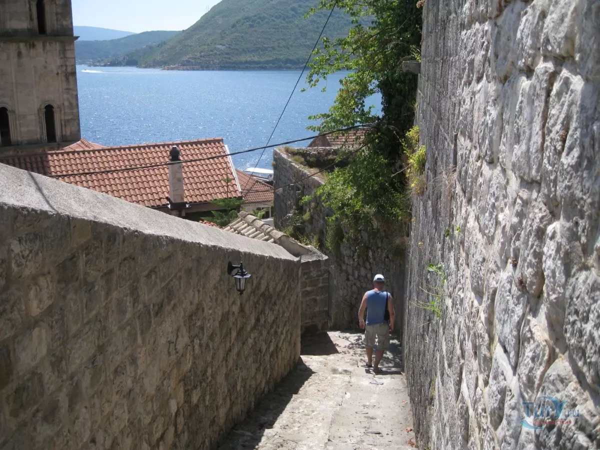 Sveti Stephen Montenegróban (70 fotók): A szállodák és a strandok leírása, látnivalók listája. Hogyan lehet diverzifikálni az ünnepeket a faluban? Vélemény 20566_23