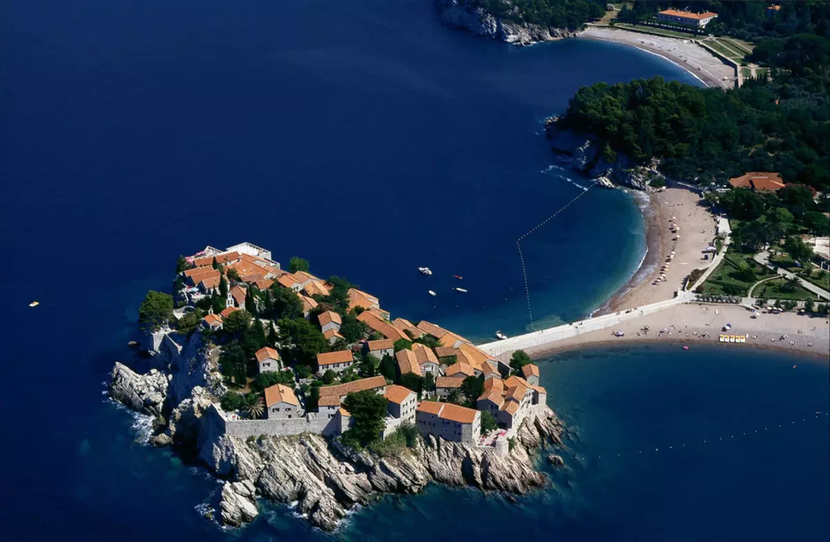 Sveti Stephen în Muntenegru (70 de fotografii): Descrierea hotelurilor și plajelor, Lista de atracții. Cum să diversificați sărbătorile în sat? Recenzii 20566_26