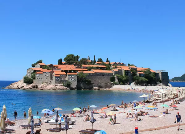 Sveti Stephen em Montenegro (70 fotos): Descrição dos hotéis e praias, lista de atrações. Como diversificar feriados na aldeia? Avaliações 20566_28