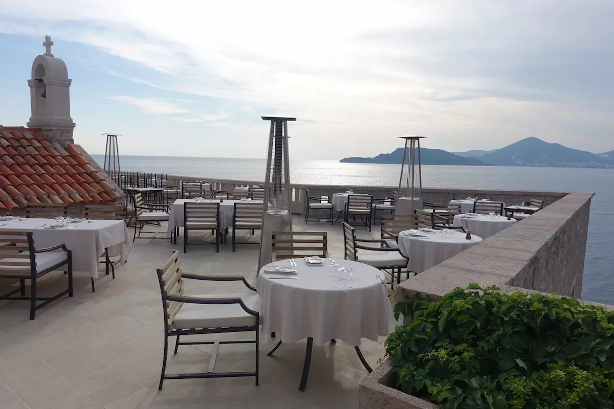Sveti Stephen en Montenegro (70 fotos): descripción de hoteles y playas, lista de atracciones. ¿Cómo diversificar las vacaciones en el pueblo? Comentarios 20566_34