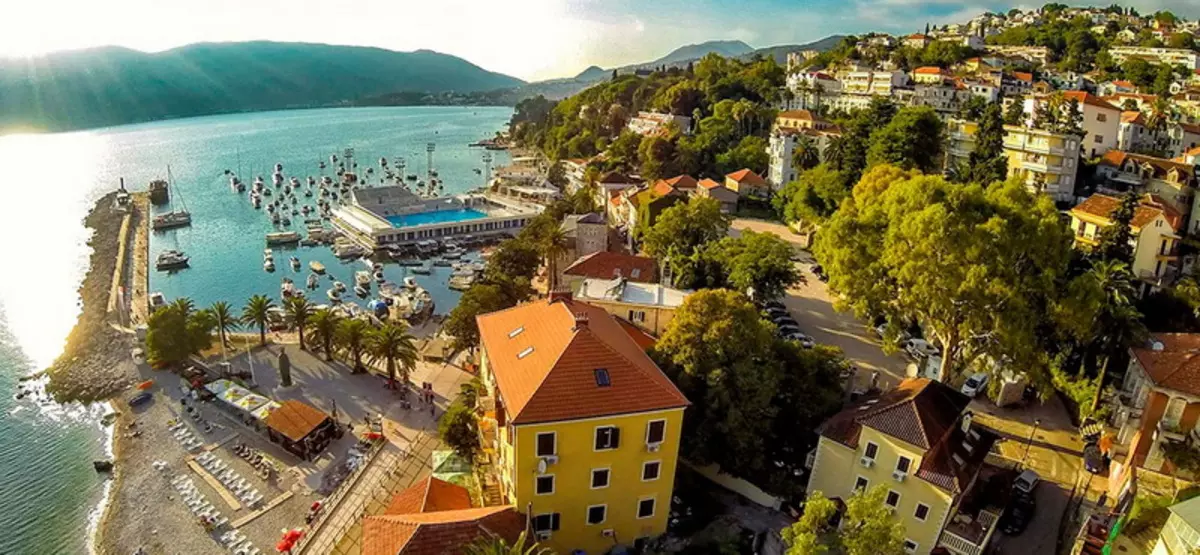 Herceg Novi di Montenegro (80 foto): Fitur Cuaca, daftar atraksi. Pilihan apartemen. Deskripsi pantai. Ulasan turis 20568_13