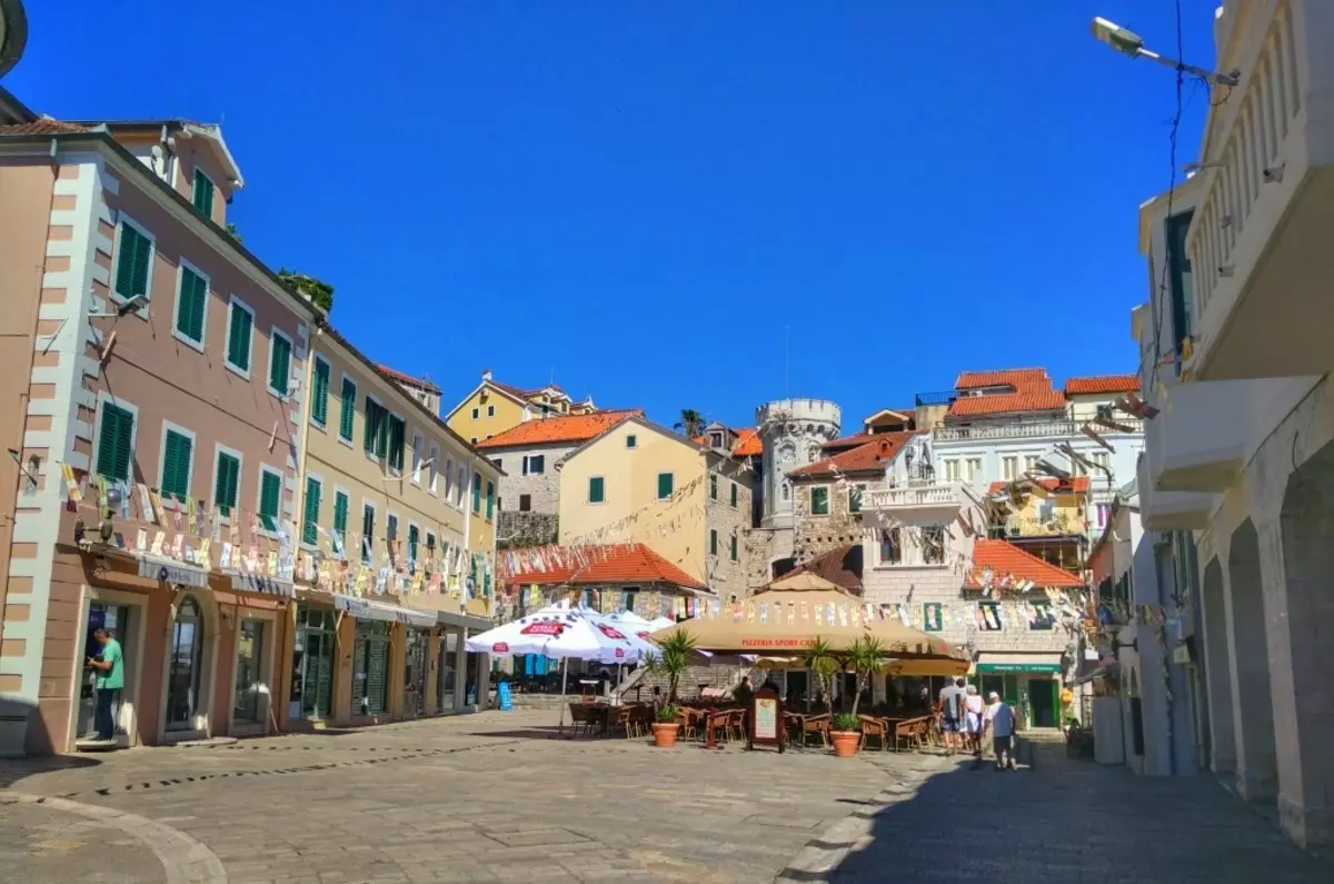 Herceg Novi di Montenegro (80 foto): Fitur Cuaca, daftar atraksi. Pilihan apartemen. Deskripsi pantai. Ulasan turis 20568_23