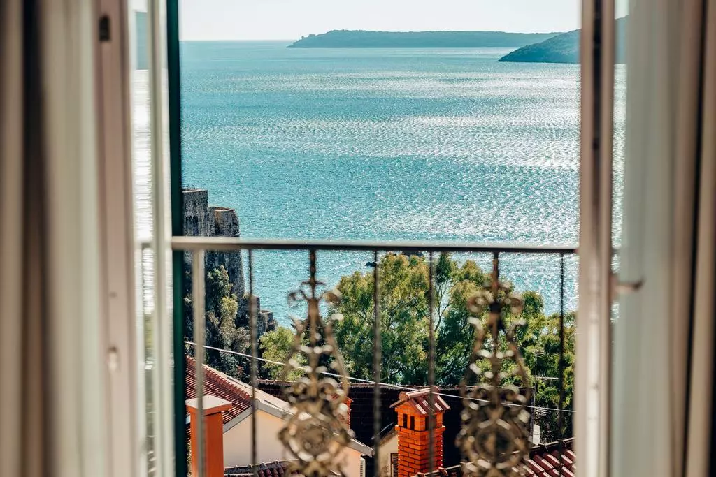Montenegro의 Herceg Novi (80 사진) : 날씨 기능, 명소 목록이 있습니다. 아파트 선택. 해변의 설명. 관광객 리뷰 20568_33