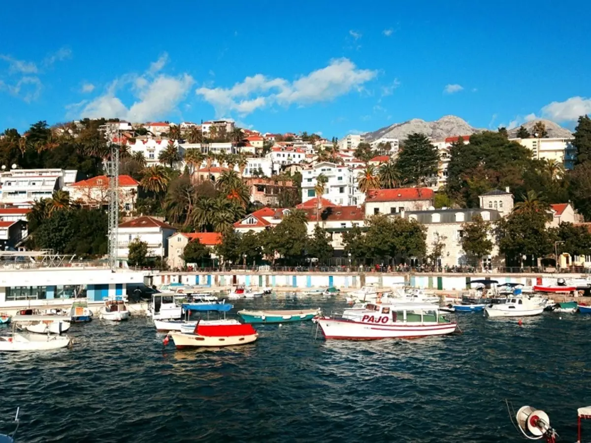 Herceg Novi en Montenegro (80 fotoj): veteraj trajtoj, listo de altiroj. Selektado de apartamentoj. Priskribo de la plaĝoj. Turismaj recenzoj 20568_4
