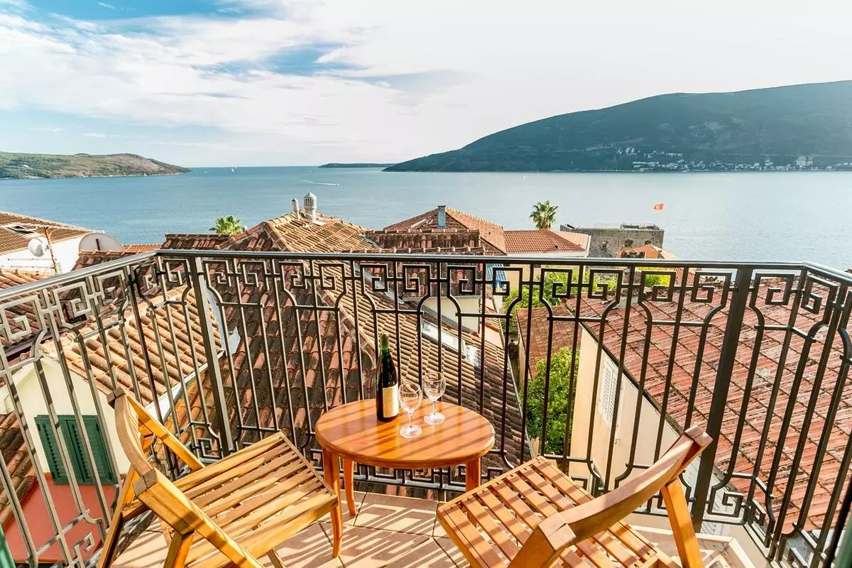 Herceg Novi di Montenegro (80 foto): Fitur Cuaca, daftar atraksi. Pilihan apartemen. Deskripsi pantai. Ulasan turis 20568_40