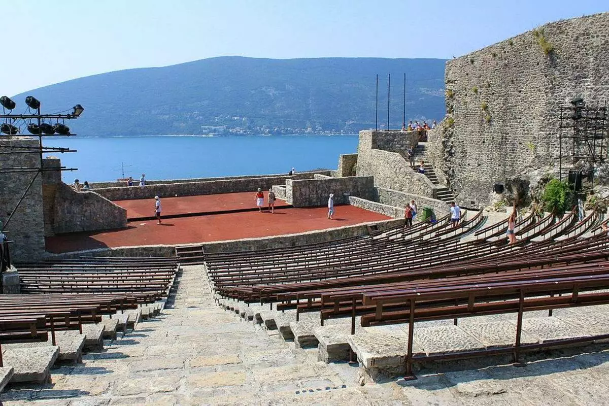 Herceg Novi di Montenegro (80 foto): Fitur Cuaca, daftar atraksi. Pilihan apartemen. Deskripsi pantai. Ulasan turis 20568_64