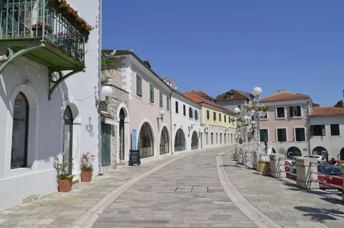 Montenegro의 Herceg Novi (80 사진) : 날씨 기능, 명소 목록이 있습니다. 아파트 선택. 해변의 설명. 관광객 리뷰 20568_74
