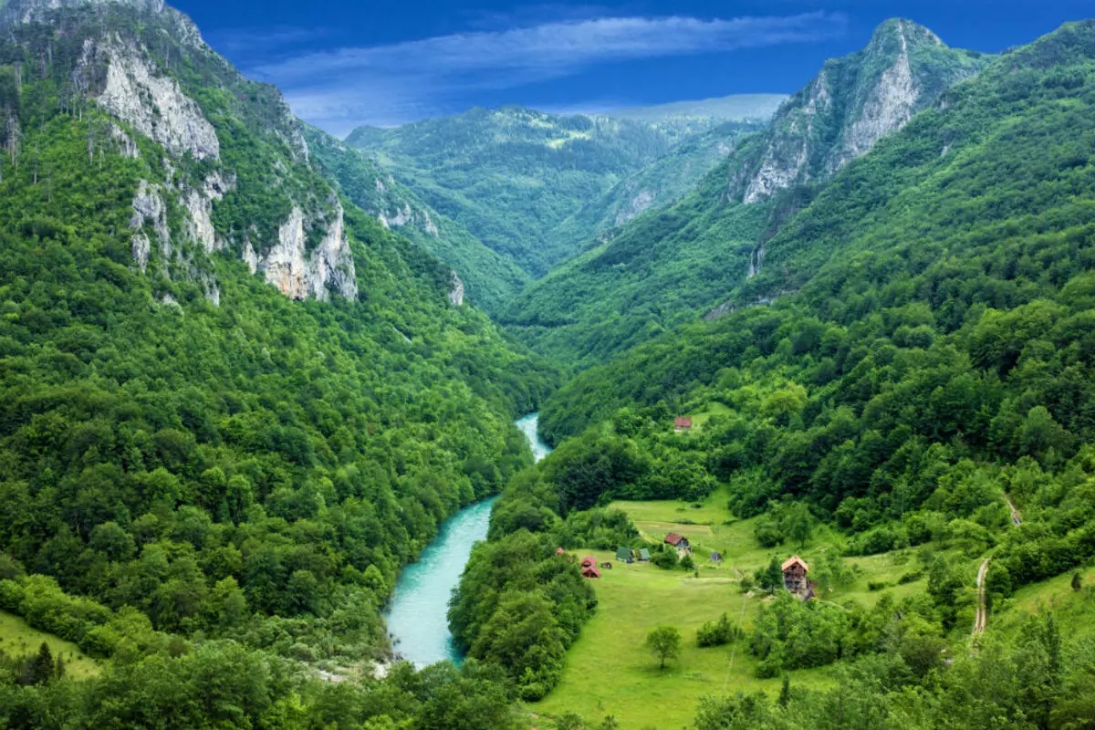 Tempo em Montenegro: Que mês é melhor escolher relaxar? Características climáticas. Quando começa a temporada de banho? 20569_45