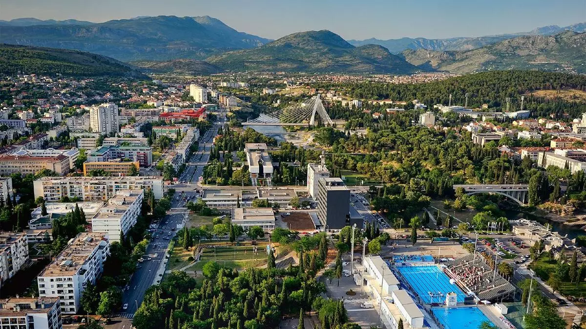 Podgorica (84 kuvaa): Sääominaisuudet, etäisyys lentokentältä. Kuinka päästä Montenegron pääkaupunkiin Budvasta? 20571_2