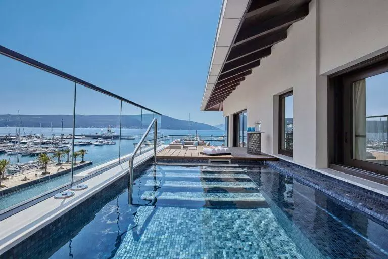 Mājoklis Melnkalnē (104 fotogrāfijas): kā izvēlēties villu, dzīvokli vai māju pie jūras? Numuri labākās viesnīcas 4 zvaigznes ar pludmali, atsauksmes 20572_43
