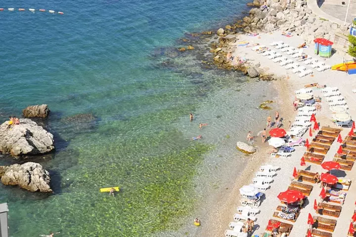 Sandy Beaches of Montenegro: Ndeapi magadzirirwo egungwa nejecha chena? Ndeapi mahombekombe ejecha ari nani kusarudza kuzorora? 20581_11