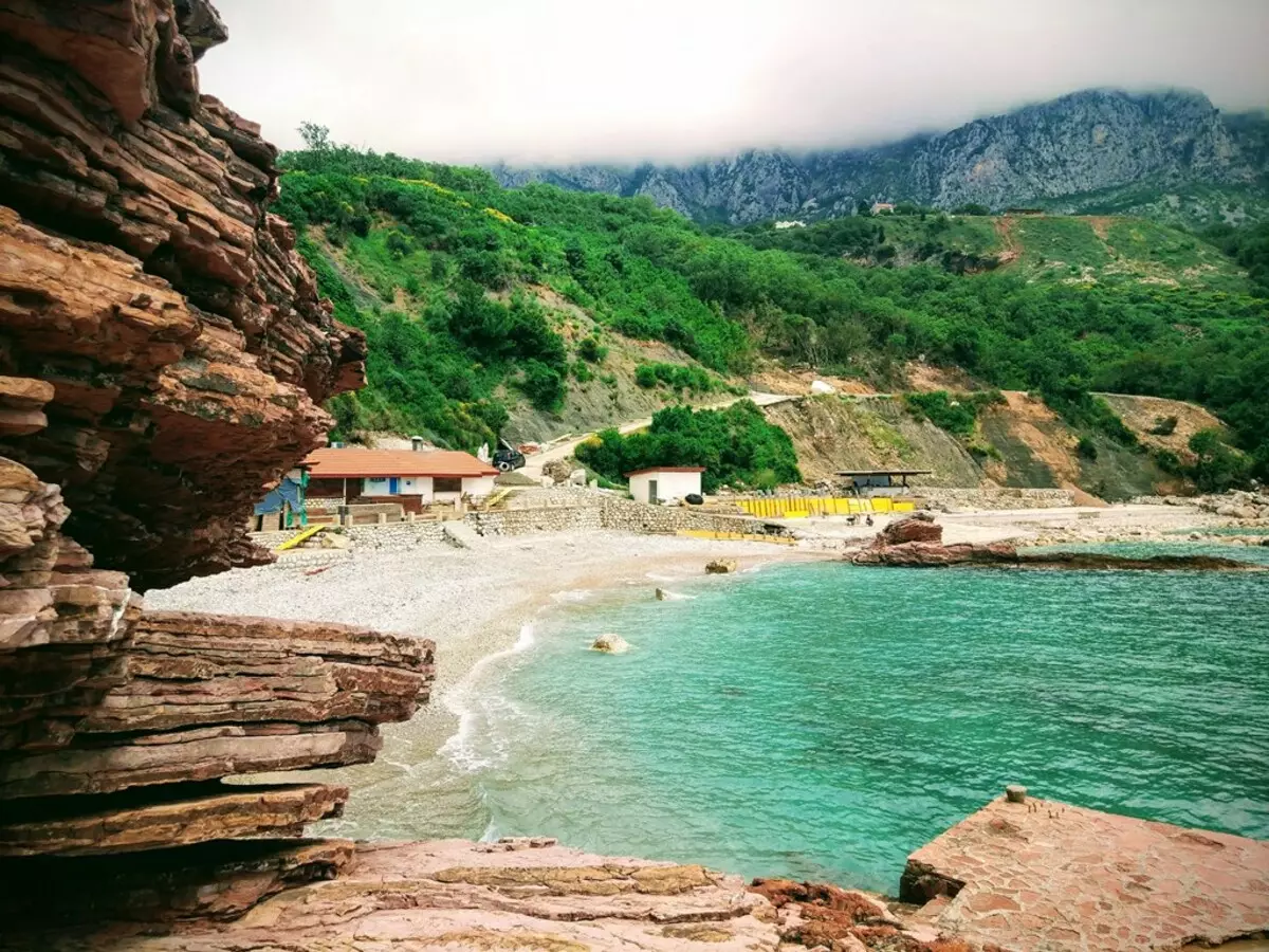 Sandy Beaches of Montenegro: Ndeapi magadzirirwo egungwa nejecha chena? Ndeapi mahombekombe ejecha ari nani kusarudza kuzorora? 20581_15