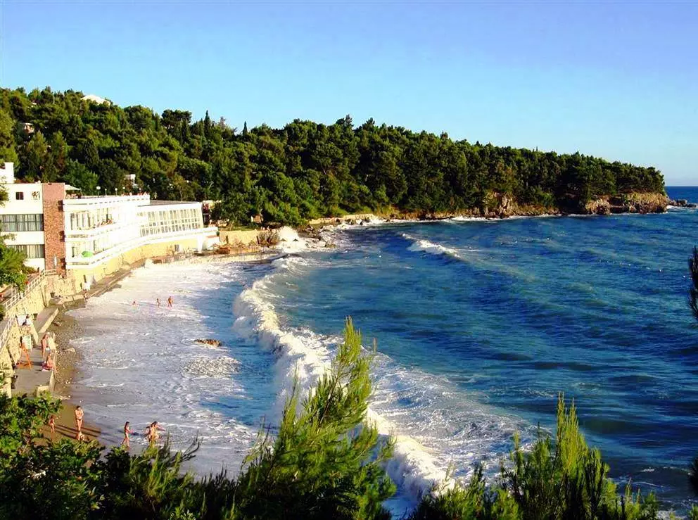 Sandy Beaches of Montenegro: Ndeapi magadzirirwo egungwa nejecha chena? Ndeapi mahombekombe ejecha ari nani kusarudza kuzorora? 20581_16