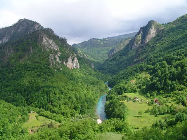 Черна гора през юли (47 снимки): Времето и активна почивка в Черна гора през летния месец. Климата в планините 20583_15