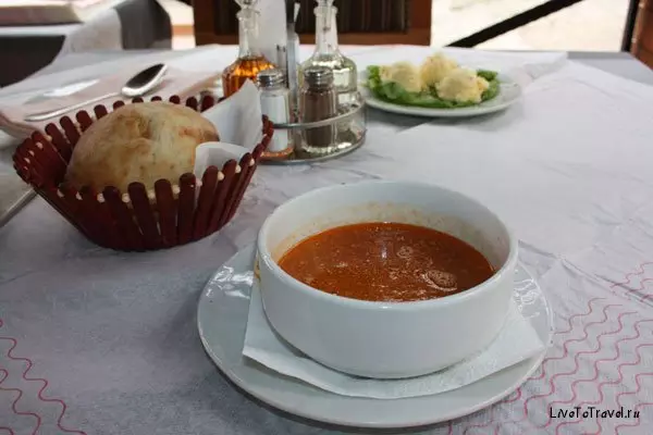 Virtuvė Juodkalnija (47 nuotraukos): Nacionalinio patiekalo aprašymas. Sūrių, jūros gėrybių ir vaisių savybės. Kokie patiekalai verta bandyti viešbučiuose? 20595_13