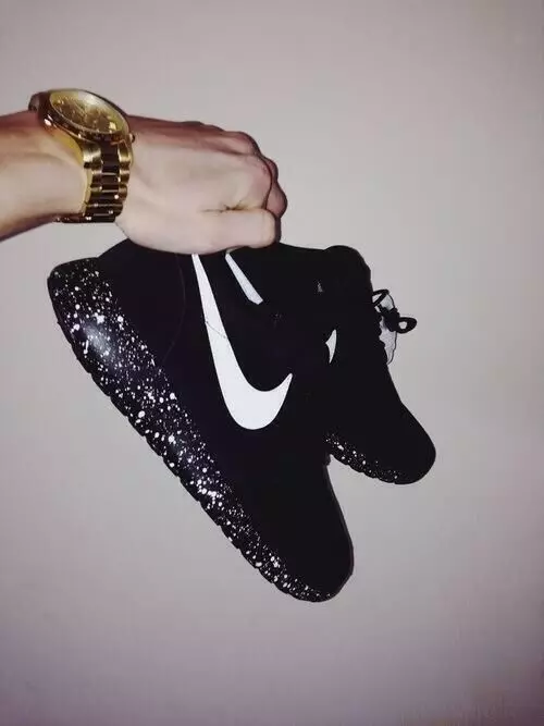 Damen Black Nike Sneakers (26 Fotos): Modelle, mit weißer Sohle 2059_14