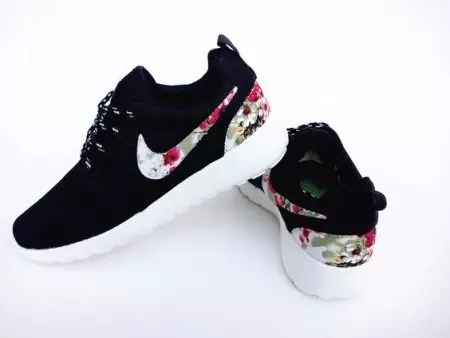 ქალთა შავი Nike Sneakers (26 ფოტო): მოდელები, თეთრი ერთადერთი 2059_3