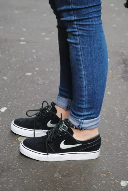 Damen Black Nike Sneakers (26 Fotos): Modelle, mit weißer Sohle 2059_5