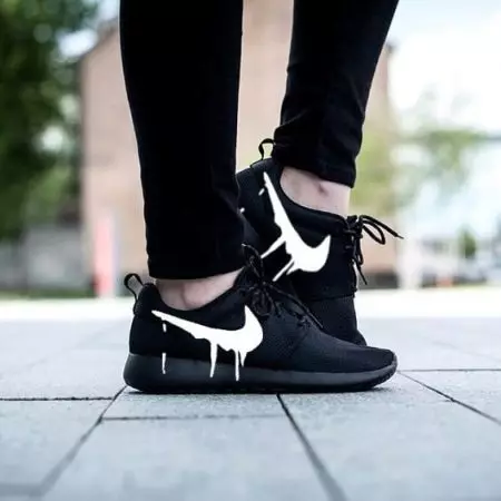 Damen Black Nike Sneakers (26 Fotos): Modelle, mit weißer Sohle 2059_6