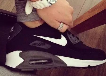 Damen Black Nike Sneakers (26 Fotos): Modelle, mit weißer Sohle 2059_7