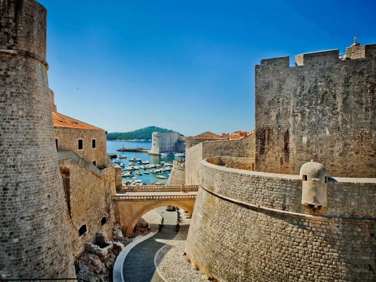 Montenegro di Hezîranê: Hewa li Tivat, Budva û bajarên din. Taybetmendiyên nûvekirinê bi zarokan re. Nirxandina Tourist 20600_29
