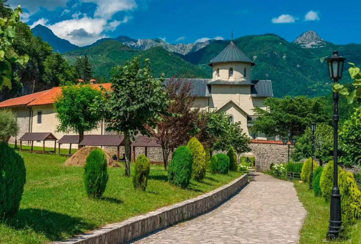 Črna gora Junija: Vreme v Tivat, Budva in drugih mestih. Značilnosti rekreacije z otroki. Turistični pregledi 20600_35