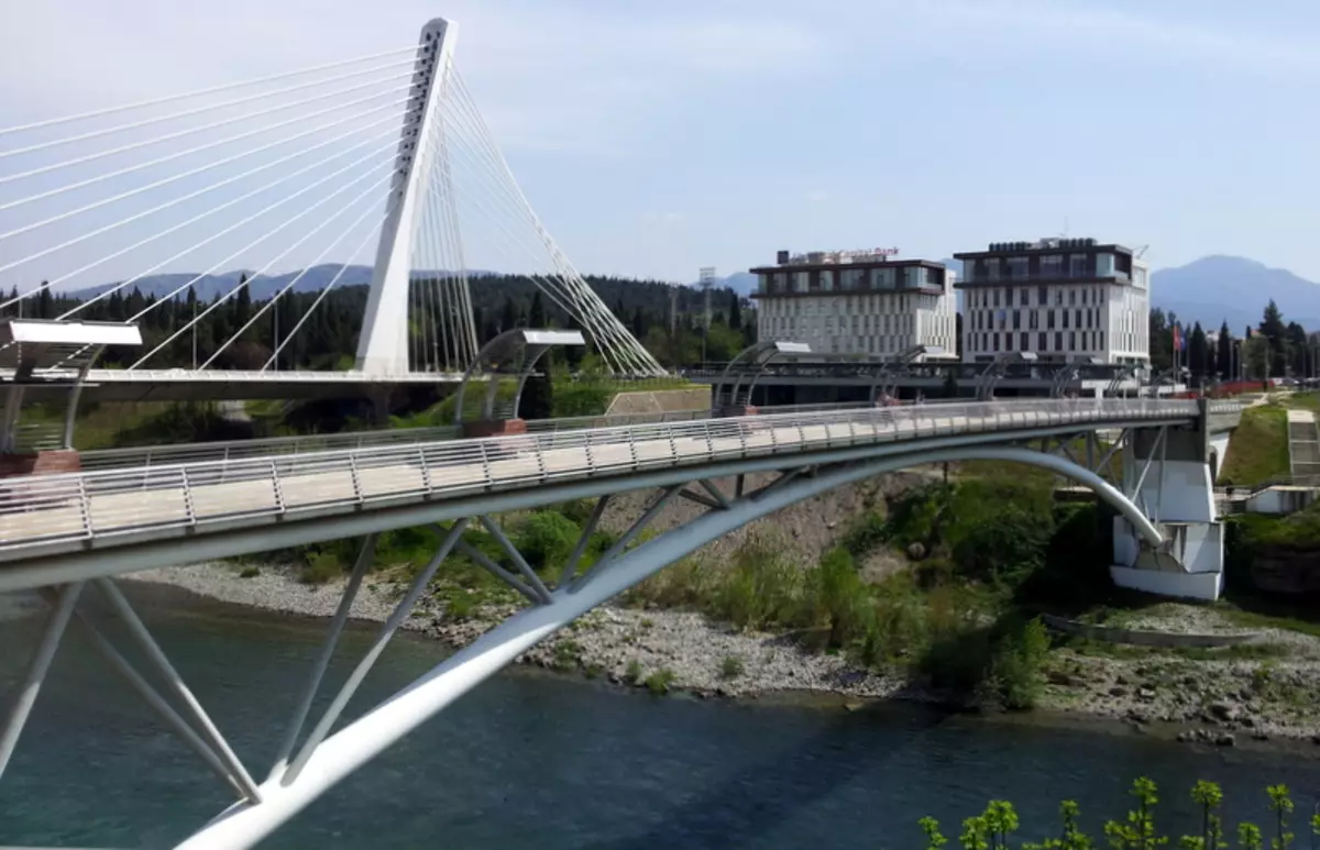 Atraccions a Podgorica: que es pot veure a si mateix a la capital de Montenegro? El monument a Vysotsky, Pushkin i altres llocs d'interès 20606_22