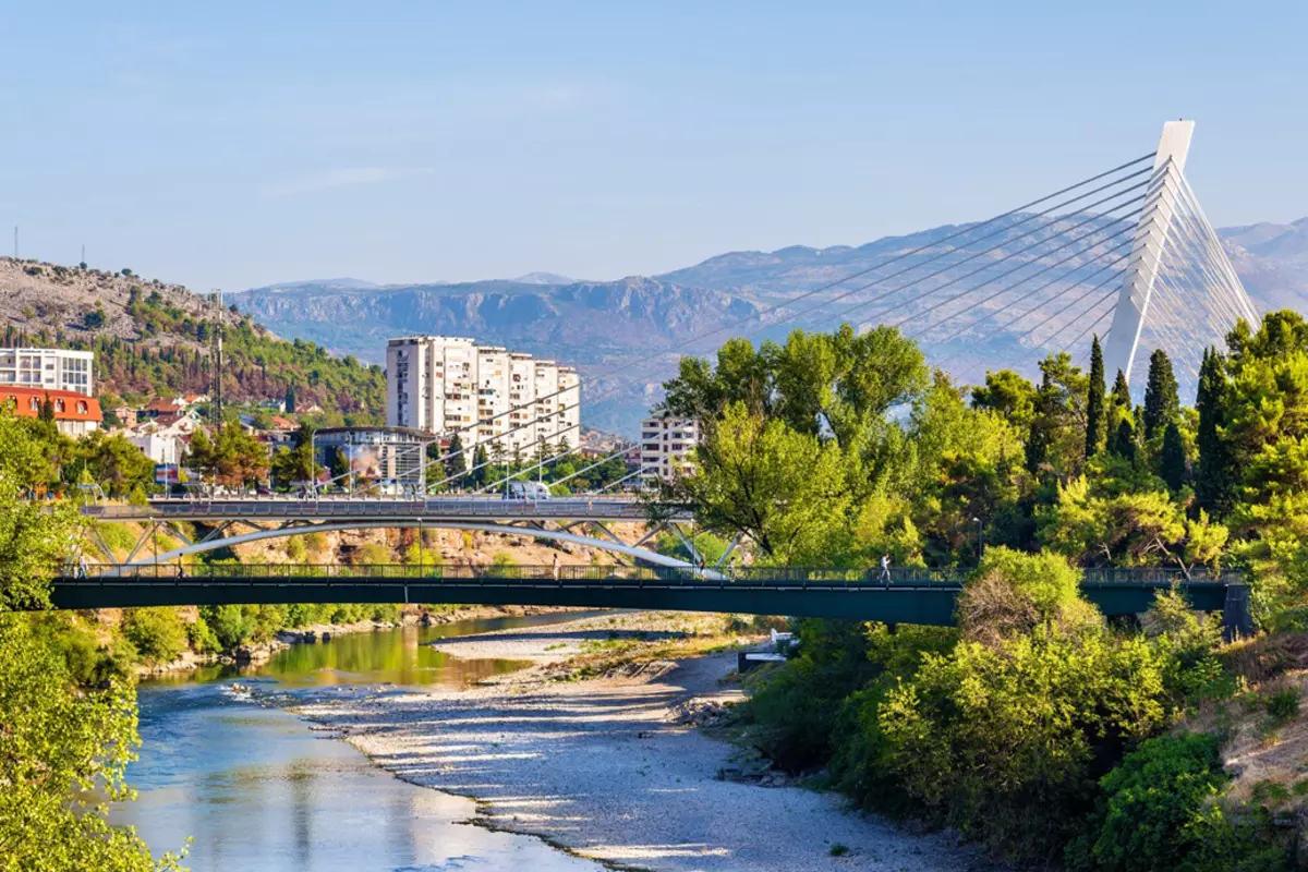 Podgorica માં આકર્ષણ: મોન્ટેનેગ્રોની રાજધાનીમાં સ્વતંત્ર રીતે શું જોઈ શકાય છે? વિસ્કોટ્સકી, પુસ્કિન અને અન્ય રસપ્રદ સ્થાનોનું સ્મારક 20606_23