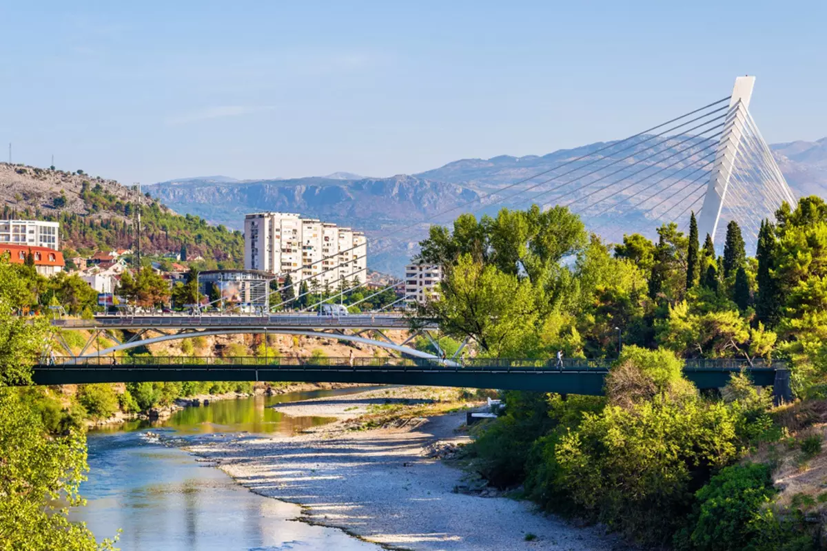 Atraccions a Podgorica: que es pot veure a si mateix a la capital de Montenegro? El monument a Vysotsky, Pushkin i altres llocs d'interès 20606_23