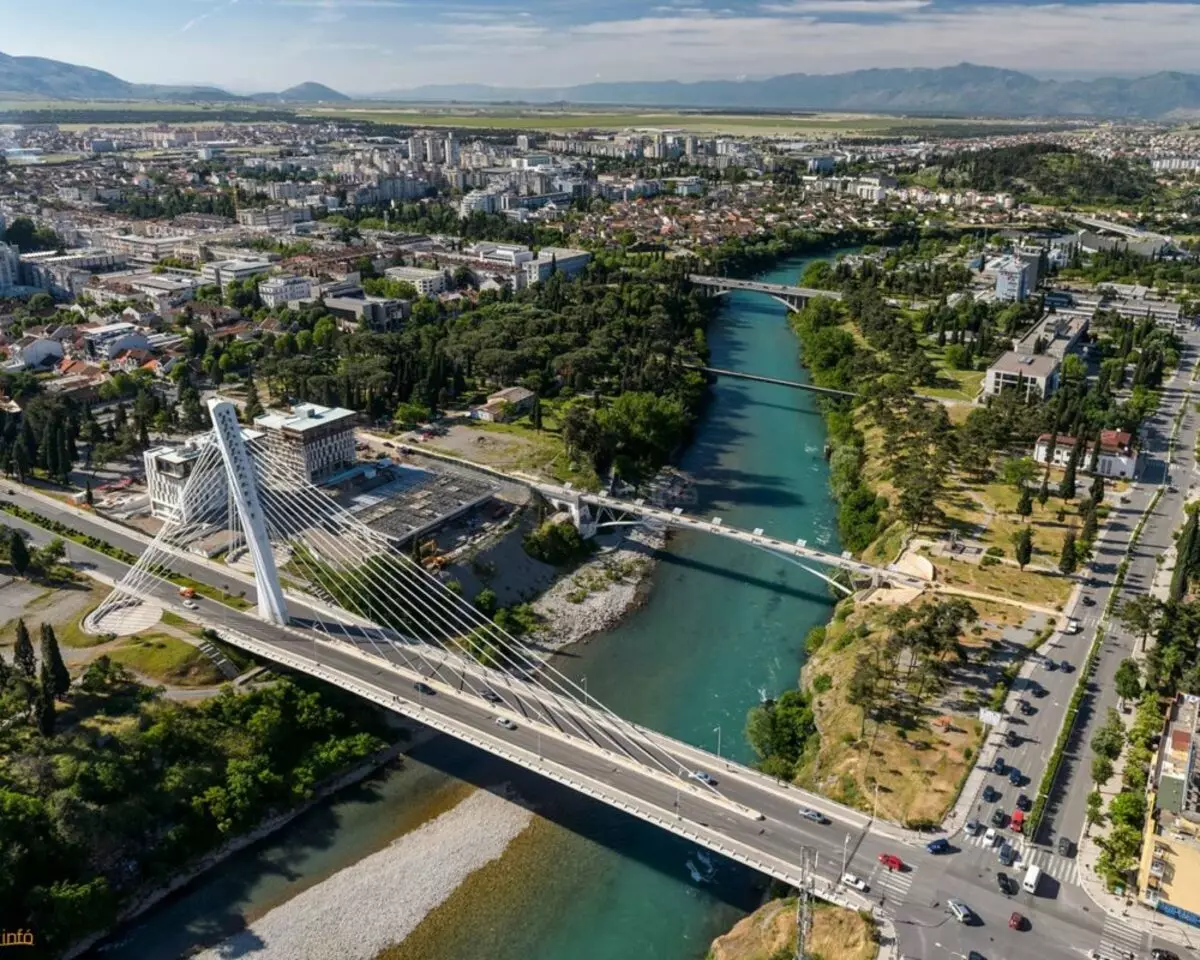Látnivalók Podgorica: Mit tekinthetők egymástól függetlenül Montenegró fővárosában? Vysotsky, Pushkin és más érdekes helyek emlékműve 20606_3