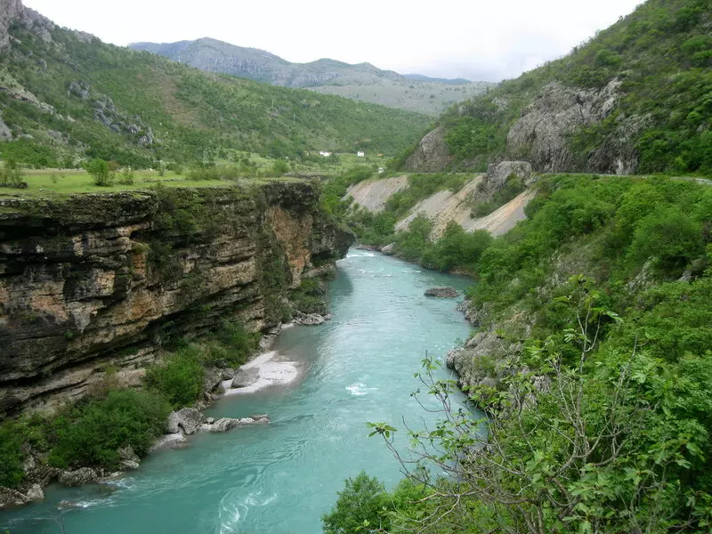 Podgorica உள்ள இடங்கள்: மொண்டெனேகுரோ தலைநகரில் சுதந்திரமாக என்ன பார்க்க முடியும்? Vysotsky, புஷ்கின் மற்றும் பிற சுவாரஸ்யமான இடங்களுக்கு நினைவுச்சின்னம் 20606_32