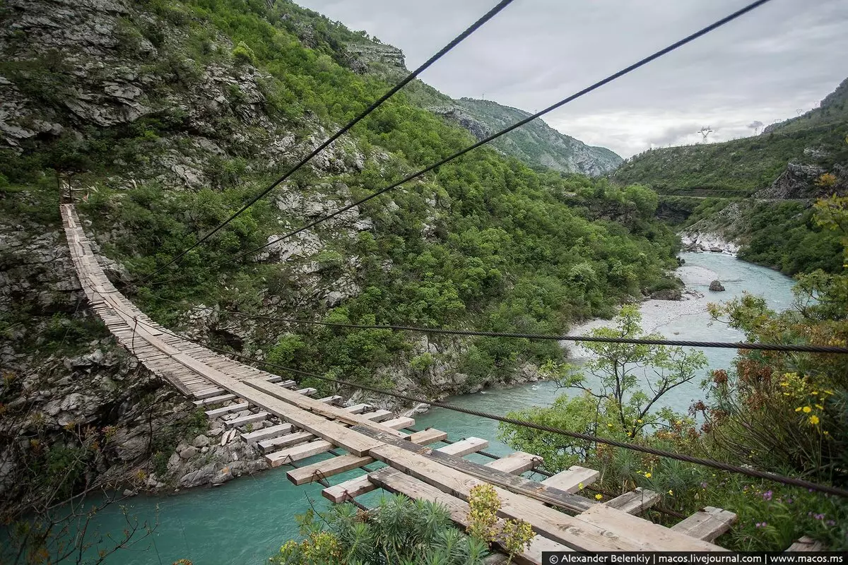 Fahasarotana ao Podgorica: Inona no azo jerena tsy miankina eto an-drenivohitr'i Montenegro? Monument mankany Vysotsky, Pushkin sy toerana mahaliana hafa 20606_33