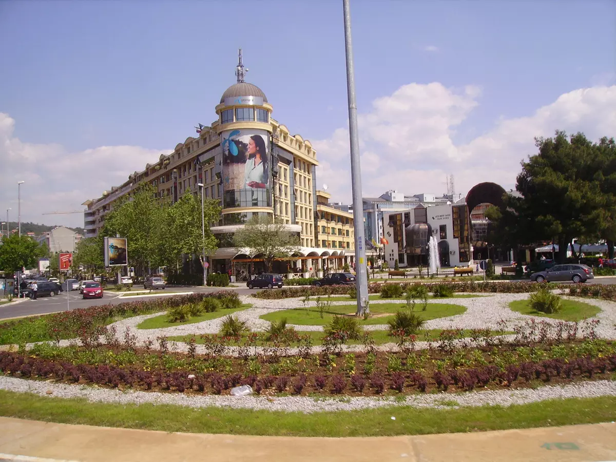 Podgorica मध्ये आकर्षणे: मॉन्टेनेग्रो राजधानी स्वतंत्रपणे काय पाहिले जाऊ शकते? Vysotkky, pushkin आणि इतर मनोरंजक ठिकाणी स्मारक स्मारक 20606_5