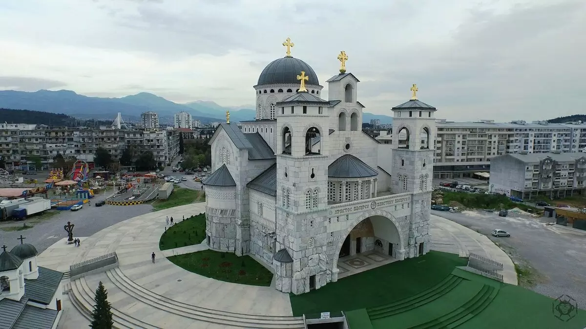Látnivalók Podgorica: Mit tekinthetők egymástól függetlenül Montenegró fővárosában? Vysotsky, Pushkin és más érdekes helyek emlékműve 20606_6