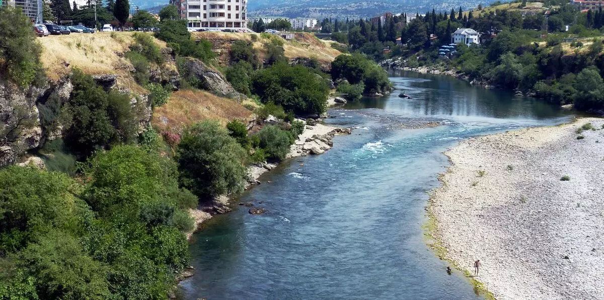Podgorica માં આકર્ષણ: મોન્ટેનેગ્રોની રાજધાનીમાં સ્વતંત્ર રીતે શું જોઈ શકાય છે? વિસ્કોટ્સકી, પુસ્કિન અને અન્ય રસપ્રદ સ્થાનોનું સ્મારક 20606_7