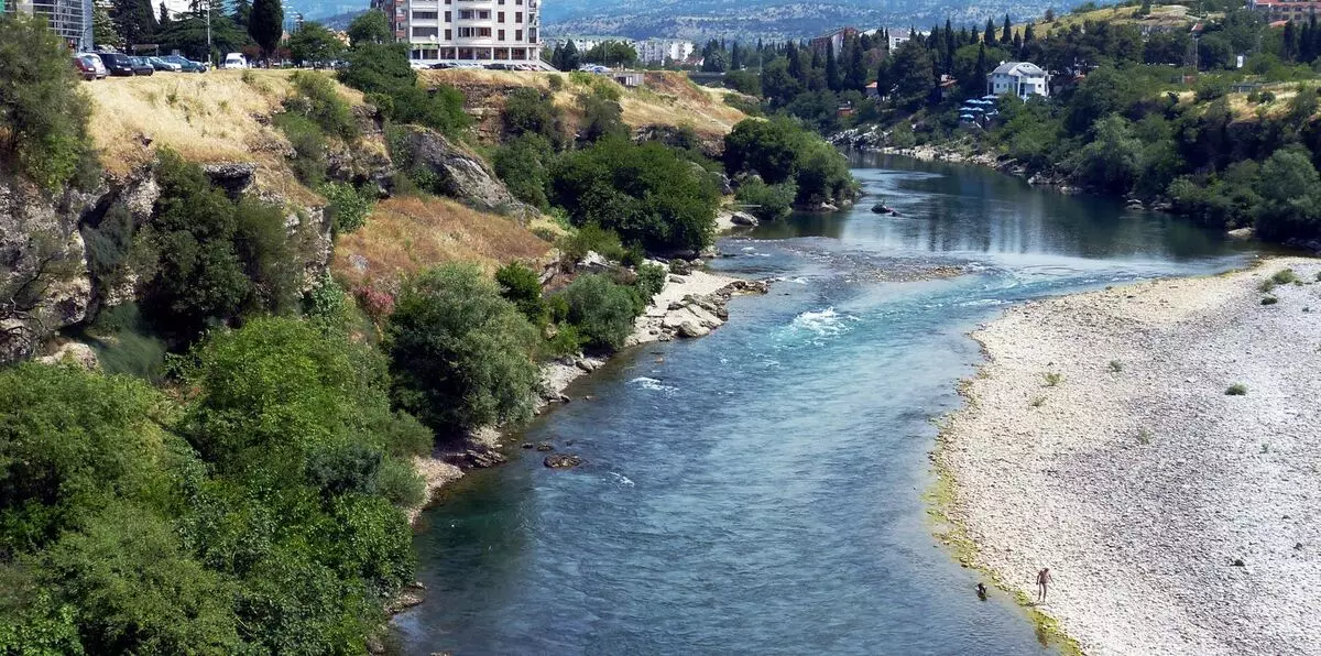 Ebe nkiri dị na Podgorica: Gịnị nwere ike ilele onwe ya na isi obodo Montenegro? Ihe ncheta nke vypotsky, Pandkin na ebe ndị ọzọ na-adọrọ adọrọ 20606_7