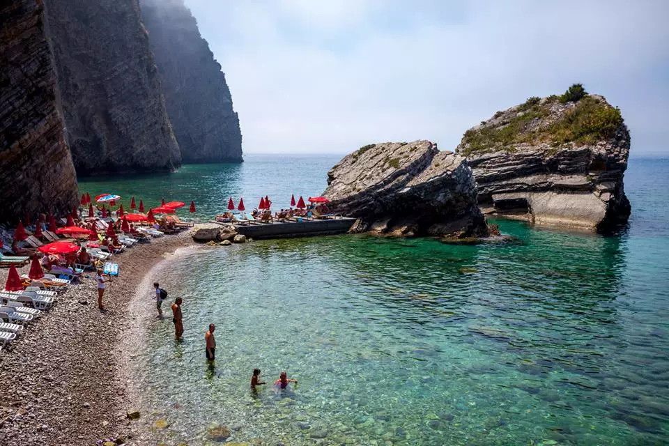 Buda Beach (62 صورة / صور): أفضل شواطئ Budva، وميزات مناطق زيارية مدفوعة الأجر والحرة في الجبل الأسود. حيث على خريطة البحث السلافية بيتش؟ استعراض السياح 20610_10