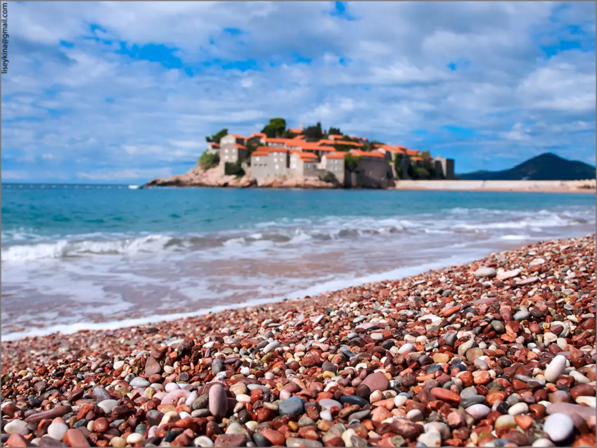 Buda Beach (62 bilder): Bästa stränder i Budva, funktioner för att besöka betalda och gratis zoner i Montenegro. Var på kartan hittar Slavic Beach? Turistmål 20610_11