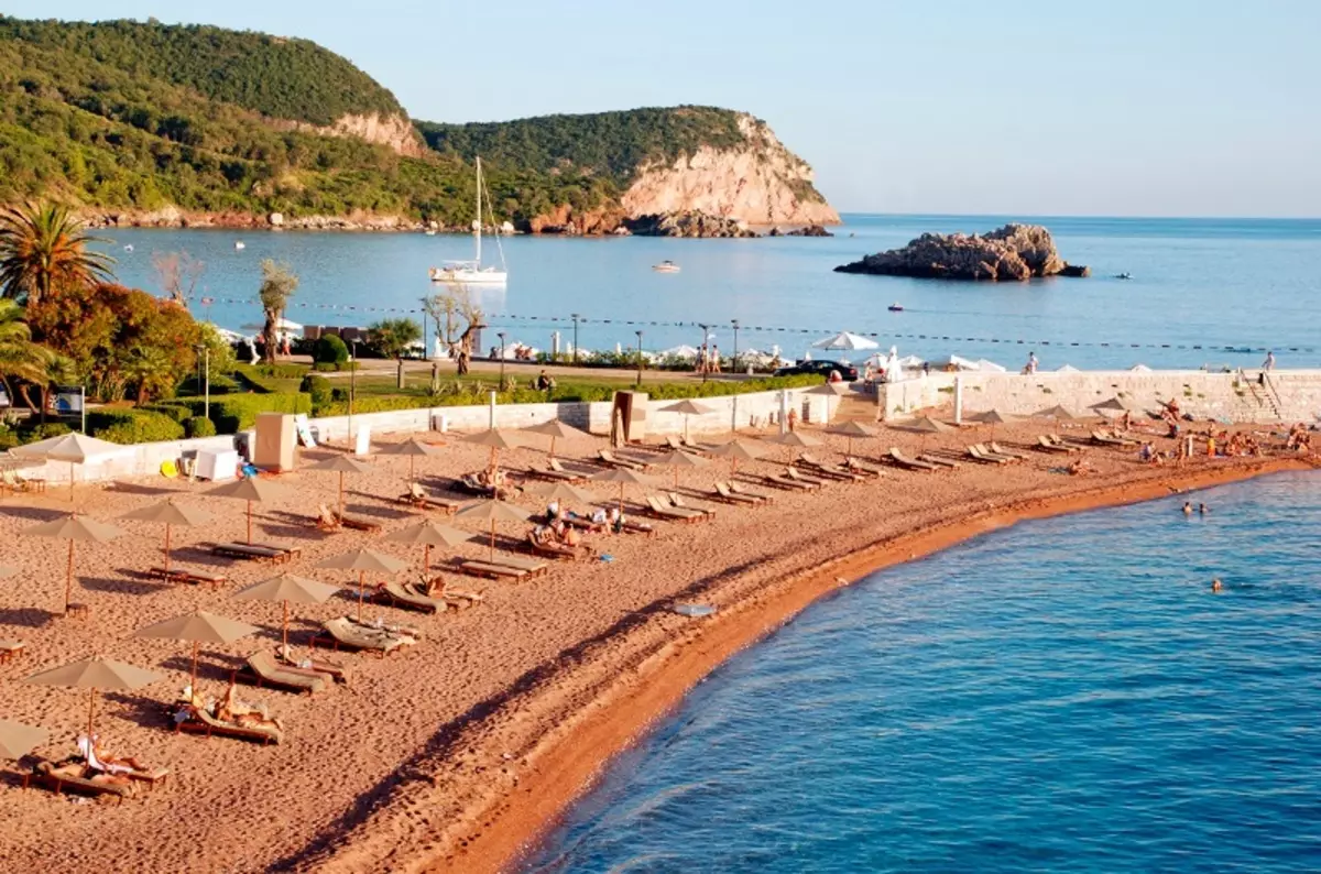 Bãi biển Buda (62 ảnh): Những bãi biển ngon nhất của Budva, các tính năng của các khu vực được trả lương và miễn phí tại Montenegro. Ở đâu trên bản đồ tìm bãi biển Slavic? Đánh giá du lịch 20610_13