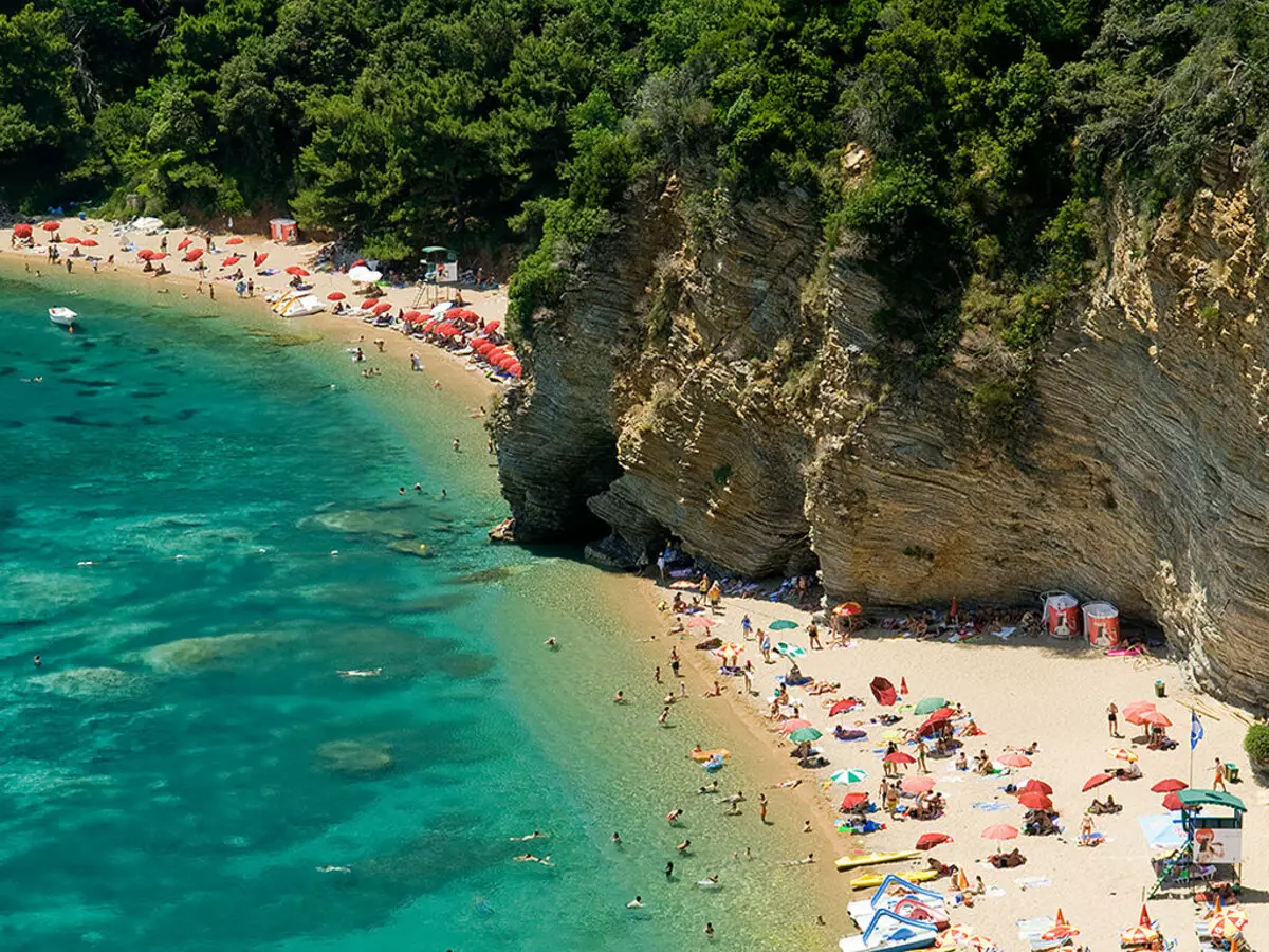 Buda Beach (62 zdjęcia): Najlepsze plaże Budvy, cechy odwiedzin płatnych i wolnych stref w Czarnogórze. Gdzie na mapie znajduje się plaża słowiańska? Recenzje turystycznych 20610_14