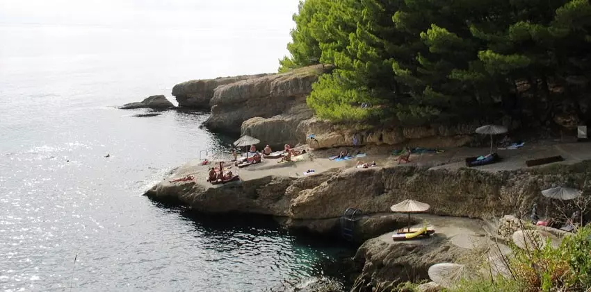 Buda Beach (62 foto): Pantai terbaik di Budva, fitur-fitur mengunjungi zona yang dibayar dan gratis di Montenegro. Di mana di peta menemukan Pantai Slavia? Ulasan turis 20610_15