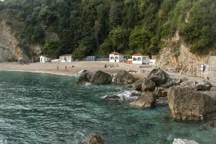 Buda Beach (62 fotók): Budva legjobb strandjai, a fizetett fizetés és a szabad zónák Montenegróban. Hol található a térképen Slavic Beach? Turisztikai vélemények 20610_16