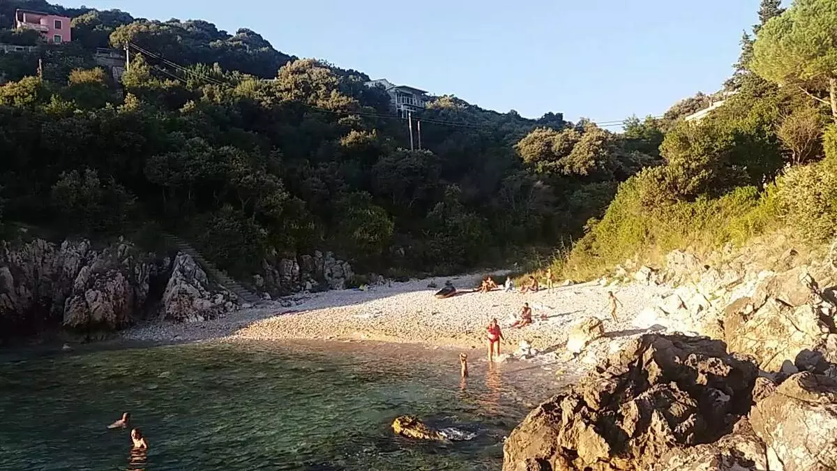 Buda Beach (62 billeder): Bedste strande i Budva, funktioner i besøgte betalte og gratis zoner i Montenegro. Hvor på kortet finder slavisk strand? Turistanmeldelser 20610_17