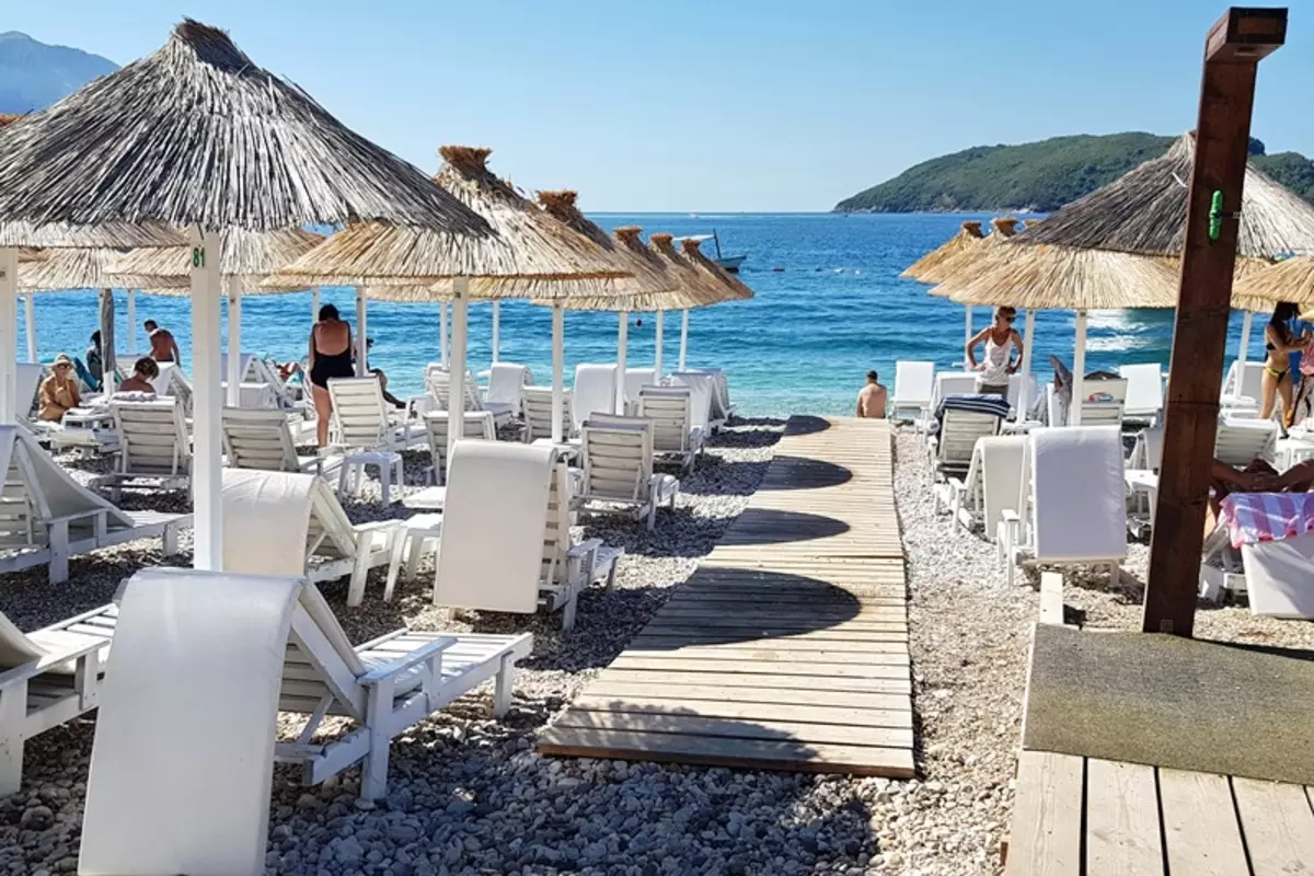 Buda Beach (62 fotoattēli): labākās Budva pludmales, apmeklējuma maksas un bezmaksas zonas Melnkalnē. Kur kartē Atrodiet slāvu pludmali? Tūrisma atsauksmes 20610_20